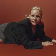 Hör dir Emma Nissen an, schau dir Musikvideos an, lies die Biografie, finde Tourdaten und mehr!