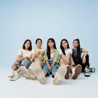 Escucha a undefined, mira videos musicales, lee su biografía, consulta las fechas de las gira y más.