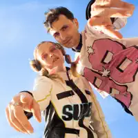 聆聽 undefined、觀看音樂影片、閱讀小傳、查看巡演日期等！