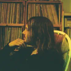 Andrew Weiss and Friendsを聴いたり、ミュージックビデオを鑑賞したり、経歴やツアー日程などを確認したりしましょう！