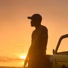 Sangeeth Satharupan सुनें, म्यूज़िक वीडियो देखें, बायो पढ़ें, दौरे की तारीखें और बहुत कुछ देखें!