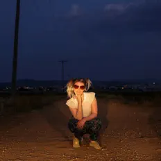 Catriona Irving सुनें, म्यूज़िक वीडियो देखें, बायो पढ़ें, दौरे की तारीखें और बहुत कुछ देखें!