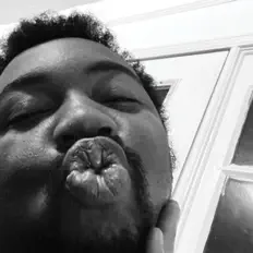 聆聽 BEVS、觀看音樂影片、閱讀小傳、查看巡演日期等！