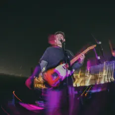 New Capitalを聴いたり、ミュージックビデオを鑑賞したり、経歴やツアー日程などを確認したりしましょう！