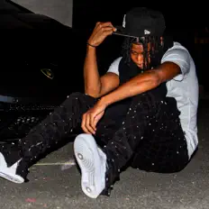 聆聽 Xclusive made、觀看音樂影片、閱讀小傳、查看巡演日期等！