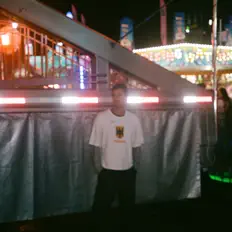 Ouça glittr, assista a videoclipes, leia a biografia, veja as datas das turnês e mais!