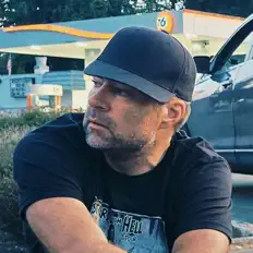 Hör dir Knothead an, schau dir Musikvideos an, lies die Biografie, finde Tourdaten und mehr!