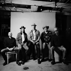 聆聽 Triggers & Slips、觀看音樂影片、閱讀小傳、查看巡演日期等！