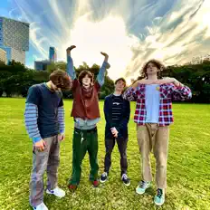 The Astrovanを聴いたり、ミュージックビデオを鑑賞したり、経歴やツアー日程などを確認したりしましょう！
