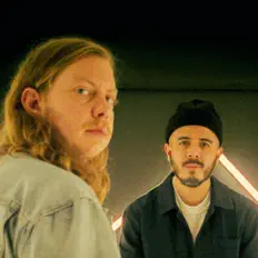 Side Hug dinle, müzik videolarını izle, biyografisini oku, tur tarihlerini ve daha fazlasını gör!