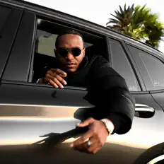 Khalfaniを聴いたり、ミュージックビデオを鑑賞したり、経歴やツアー日程などを確認したりしましょう！