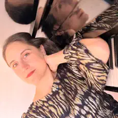 Poslechněte si interpreta Rounou, sledujte hudební videa, přečtěte si životopis, podívejte se na data turné a další informace.