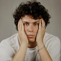Ouve undefined, vê vídeos de música, lê a biografia, vê as datas da digressão e muito mais!