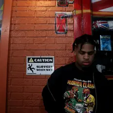 Ouça Notfromerth, assista a videoclipes, leia a biografia, veja as datas das turnês e mais!