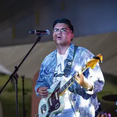 Luisantos सुनें, म्यूज़िक वीडियो देखें, बायो पढ़ें, दौरे की तारीखें और बहुत कुछ देखें!