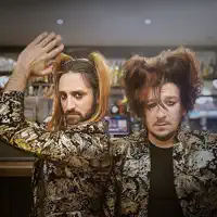 undefined dinle, müzik videolarını izle, biyografisini oku, tur tarihlerini ve daha fazlasını gör!