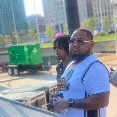 聆聽 Mr. BallaBelly、觀看音樂影片、閱讀小傳、查看巡演日期等！