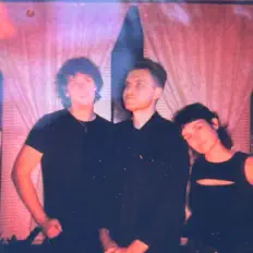 Écoutez Glass Chapel, regardez des vidéoclips, lisez la biographie, consultez les dates de tournée et plus encore !