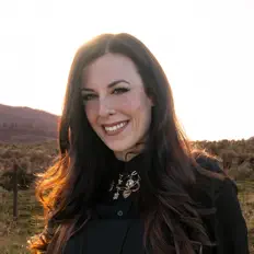 Ascolta Becca Hess, guarda video musicali, leggi la biografia, vedi le date del tour & altro!