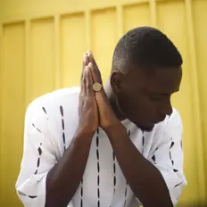 Escucha a Asiama, mira videos musicales, lee su biografía, consulta las fechas de las gira y más.