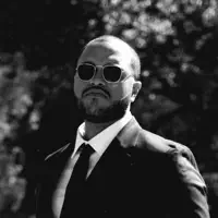 Dengarkan undefined, tonton video musik, baca bio, lihat tanggal tur & lainnya!