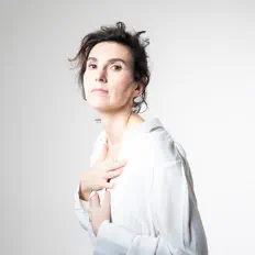 聆聽 Olivia Belli、觀看音樂影片、閱讀小傳、查看巡演日期等！