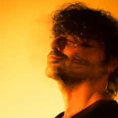 Naz (KW)을(를) 듣고, 뮤직 비디오를 보고, 약력을 읽고, 투어 일정 등을 확인하세요!