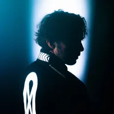 Escucha a SHSHA, mira videos musicales, lee su biografía, consulta las fechas de las gira y más.