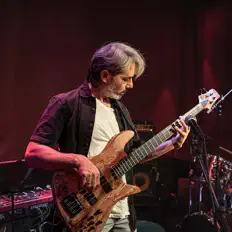 Ascolta Alex Bershadsky, guarda video musicali, leggi la biografia, vedi le date del tour & altro!