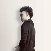 聆聽 undefined、觀看音樂影片、閱讀小傳、查看巡演日期等！