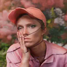 Luister naar Liesa Van der Aa, bekijk muziekvideo's, lees de bio, bekijk de tourdata, en meer!