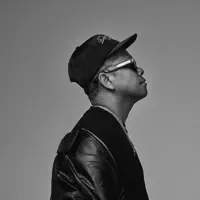 聆聽 undefined、觀看音樂影片、閱讀小傳、查看巡演日期等！