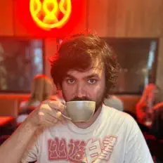 聆聽 Kalaido、觀看音樂影片、閱讀小傳、查看巡演日期等！