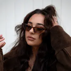 Escucha a Gia, mira videos musicales, lee su biografía, consulta las fechas de las gira y más.