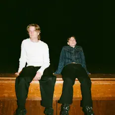 Poslechněte si interpreta Beryl, sledujte hudební videa, přečtěte si životopis, podívejte se na data turné a další informace.