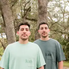 Chassid Twins dinle, müzik videolarını izle, biyografisini oku, tur tarihlerini ve daha fazlasını gör!