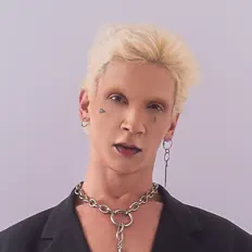 Hör dir Sabrina Sister an, schau dir Musikvideos an, lies die Biografie, finde Tourdaten und mehr!