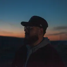 Poslechněte si interpreta A.M., sledujte hudební videa, přečtěte si životopis, podívejte se na data turné a další informace.