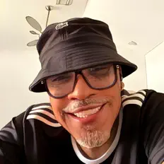 聆聽 Apachie、觀看音樂影片、閱讀小傳、查看巡演日期等！