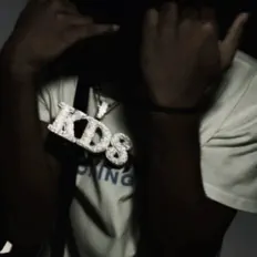 Luister naar KDS OFF, bekijk muziekvideo's, lees de bio, bekijk de tourdata, en meer!