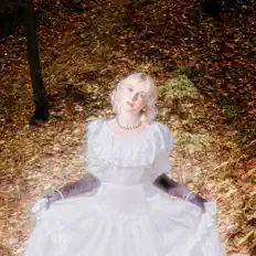 renie caresを聴いたり、ミュージックビデオを鑑賞したり、経歴やツアー日程などを確認したりしましょう！