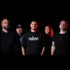 Écoutez Arriving Home, regardez des vidéoclips, lisez la biographie, consultez les dates de tournée et plus encore !