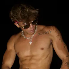 Ouve Zack Bernz, vê vídeos de música, lê a biografia, vê as datas da digressão e muito mais!