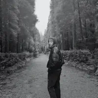 聆聽 undefined、觀看音樂影片、閱讀小傳、查看巡演日期等！