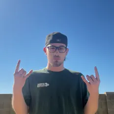 聆聽 Noah Cartee、觀看音樂影片、閱讀小傳、查看巡演日期等！