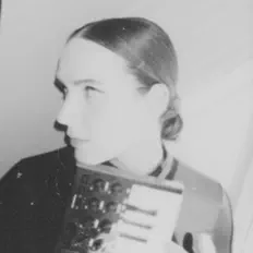 Louise Burnsを聴いたり、ミュージックビデオを鑑賞したり、経歴やツアー日程などを確認したりしましょう！