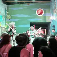 Poslechněte si interpreta undefined, sledujte hudební videa, přečtěte si životopis, podívejte se na data turné a další informace.