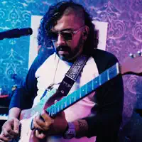 Hör dir undefined an, schau dir Musikvideos an, lies die Biografie, finde Tourdaten und mehr!