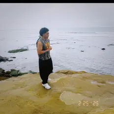 Dengarkan PHI, tonton video musik, baca bio, lihat tanggal tur & lainnya!