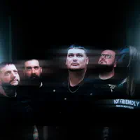 Écoutez undefined, regardez des vidéoclips, lisez la biographie, consultez les dates de tournée et plus encore !